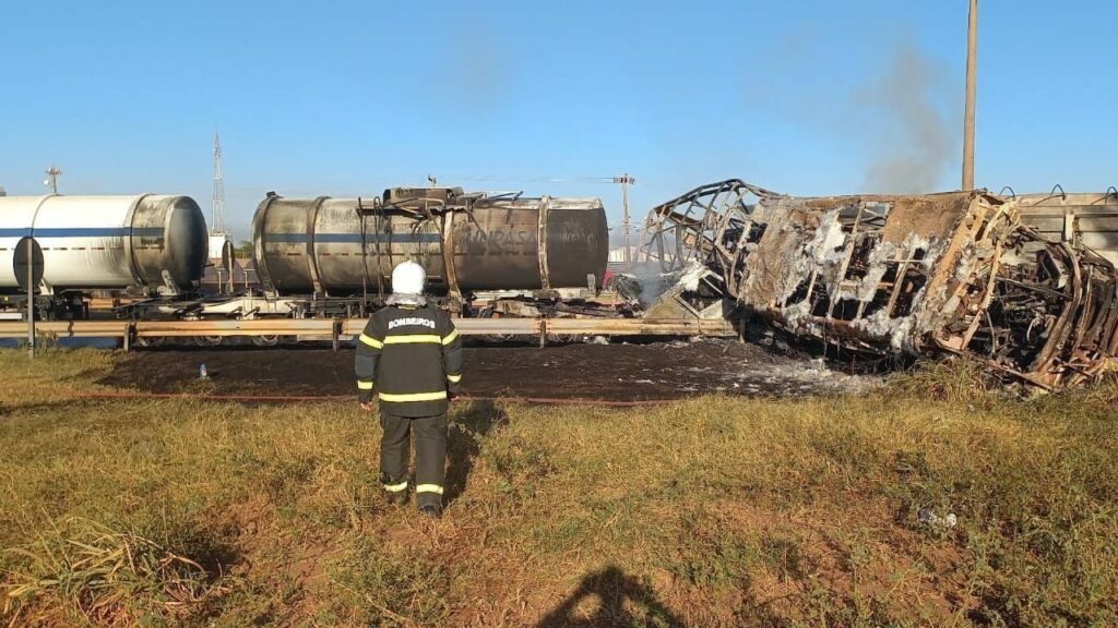 Acidente envolvendo caminhões e ônibus deixa ao menos 5 mortos