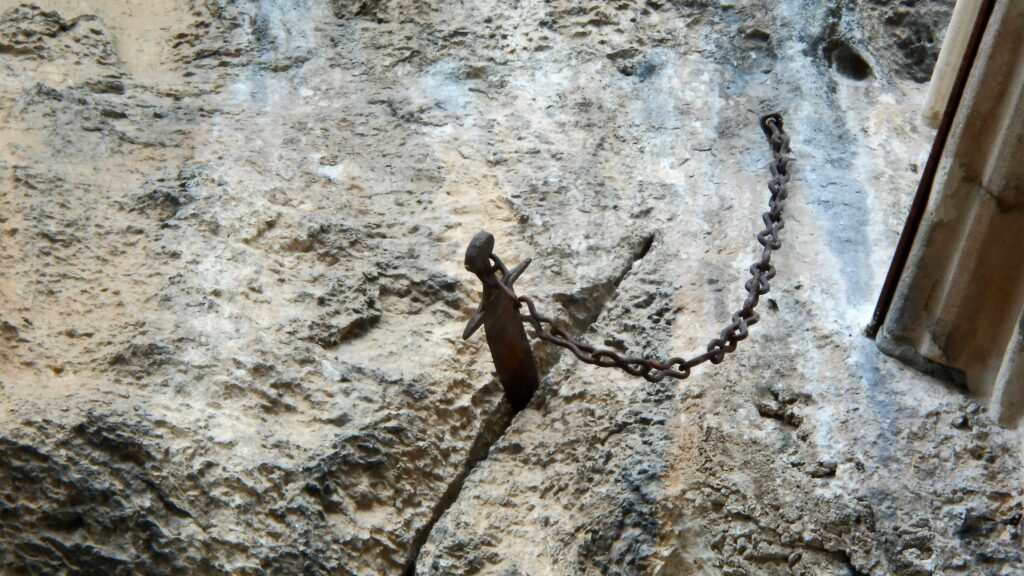 Alguém tirou a ‘Excalibur francesa’ da pedra onde ficou por