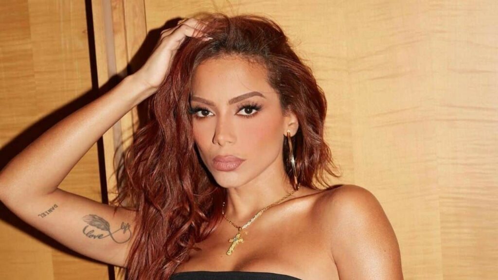 Anitta ostenta pulseira de mais de R$ 100 mil; veja