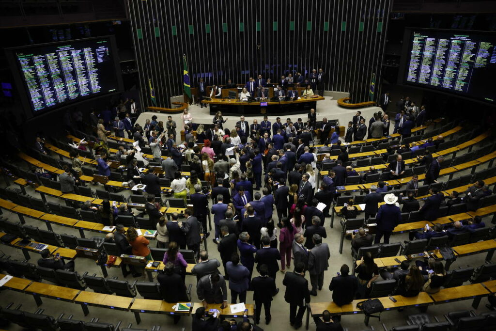 Após desgaste causado pelo PL Antiaborto, direita faz ofensiva na