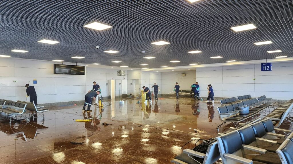 Após trabalhos de limpeza, Aeroporto Salgado Filho pode reabrir em