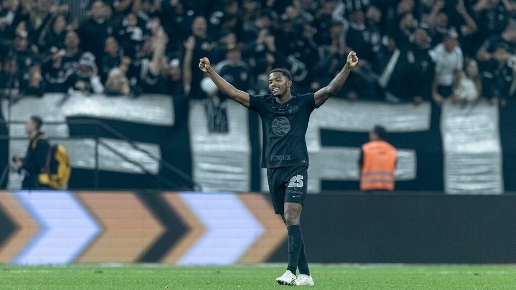 Após vitória do Corinthians, Cacá se recusa a dar entrevista