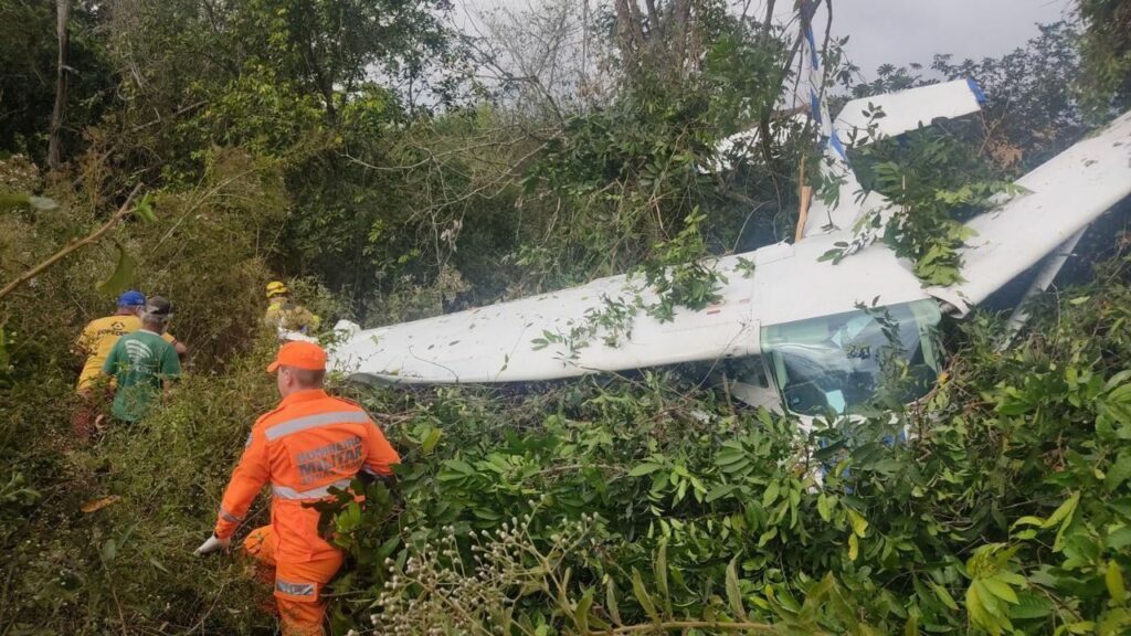 Avião de pequeno porte cai e deixa feridos na Zona