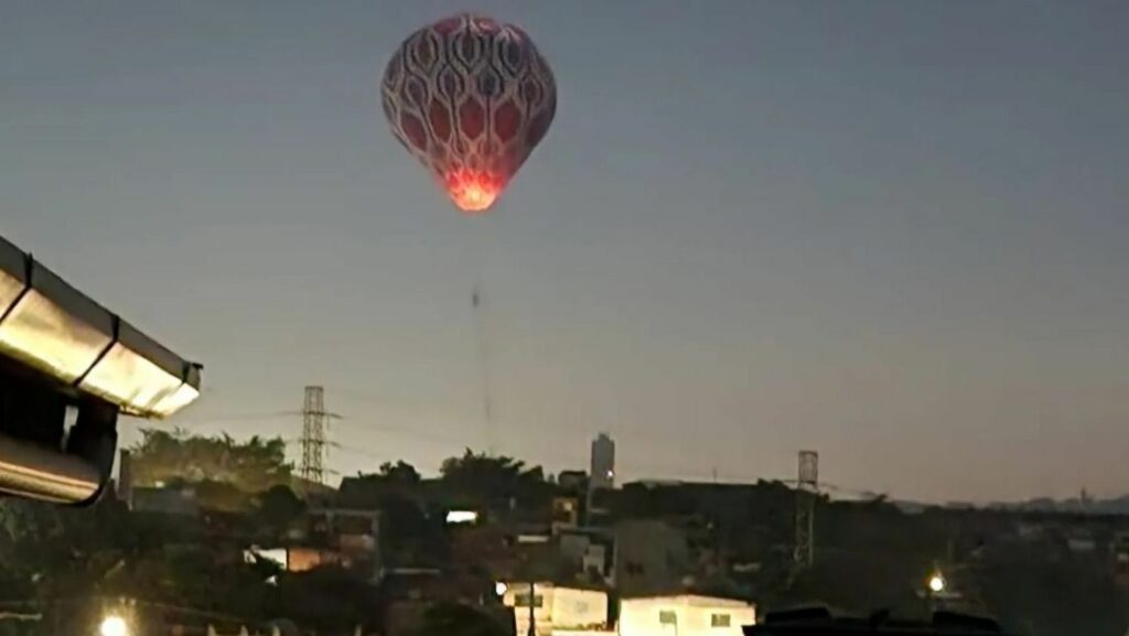 Balão cai sobre residência e provoca incêndio na zona leste