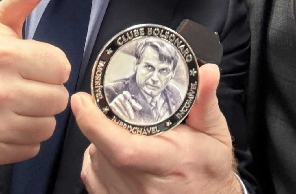 Bolsonaro dá medalha com dizeres “imbrochável” e “incomível” para Milei