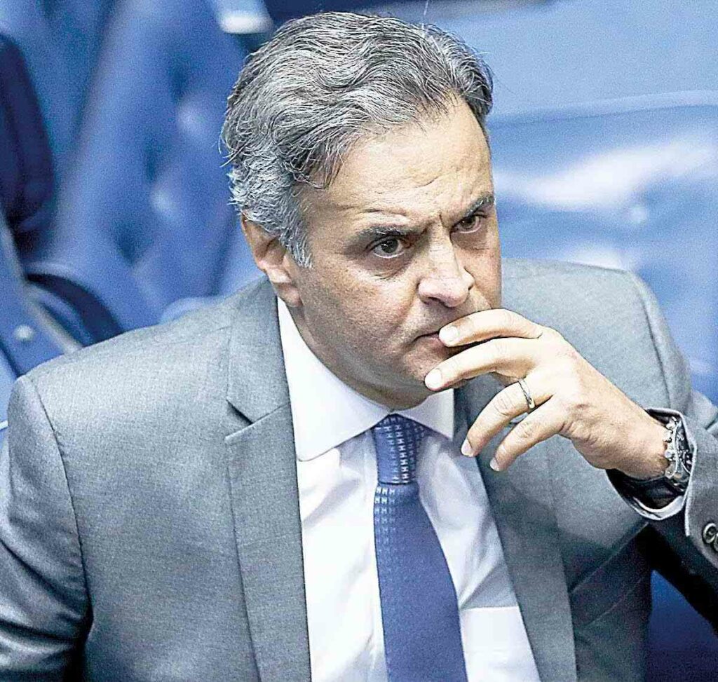 Caciques do PSDB incentivam Aécio Neves a concorrer para governador