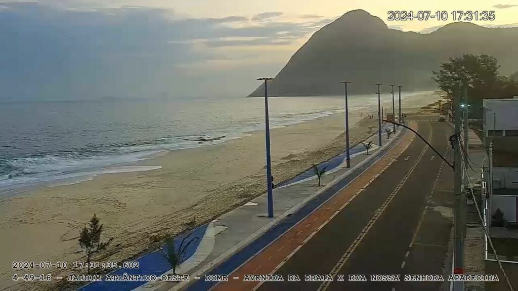 Câmera registra momento de pouso forçado de avião em praia