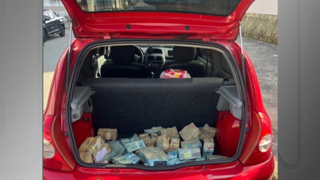 Carro abandonado é encontrado pela PM com porta-malas lotado de