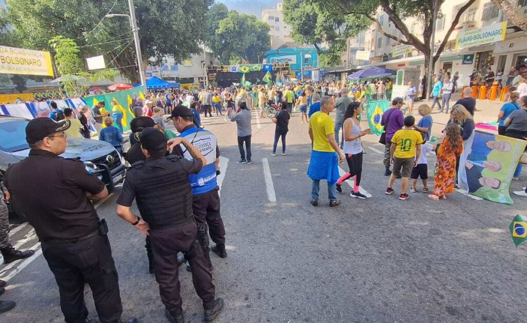 Cerca de 300 manifestantes aguardam chegada de Bolsonaro em ato