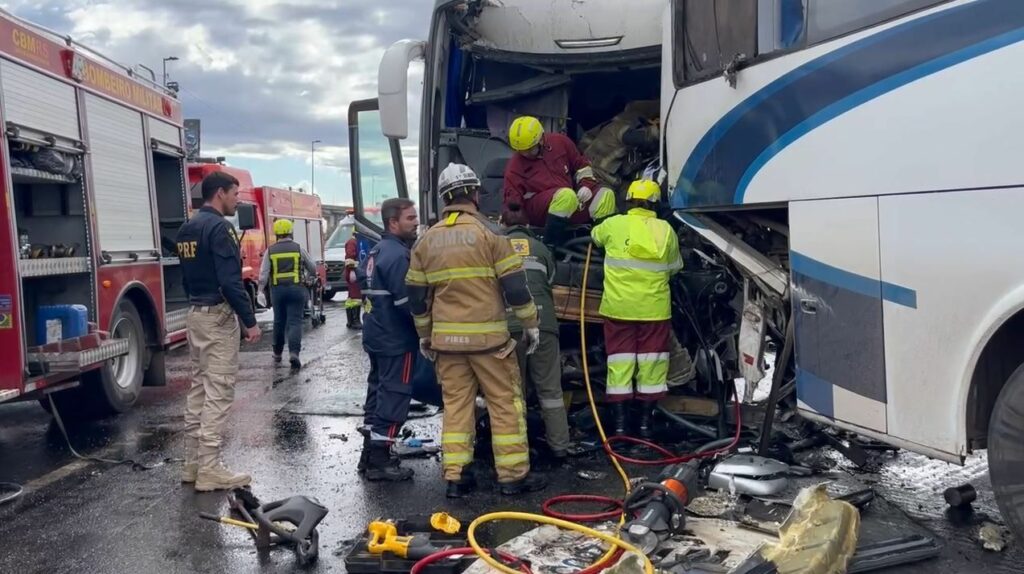 Colisão entre dois ônibus e caminhonete deixa 12 feridos em