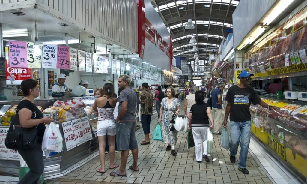 Comércio cresce pelo 5º mês seguido