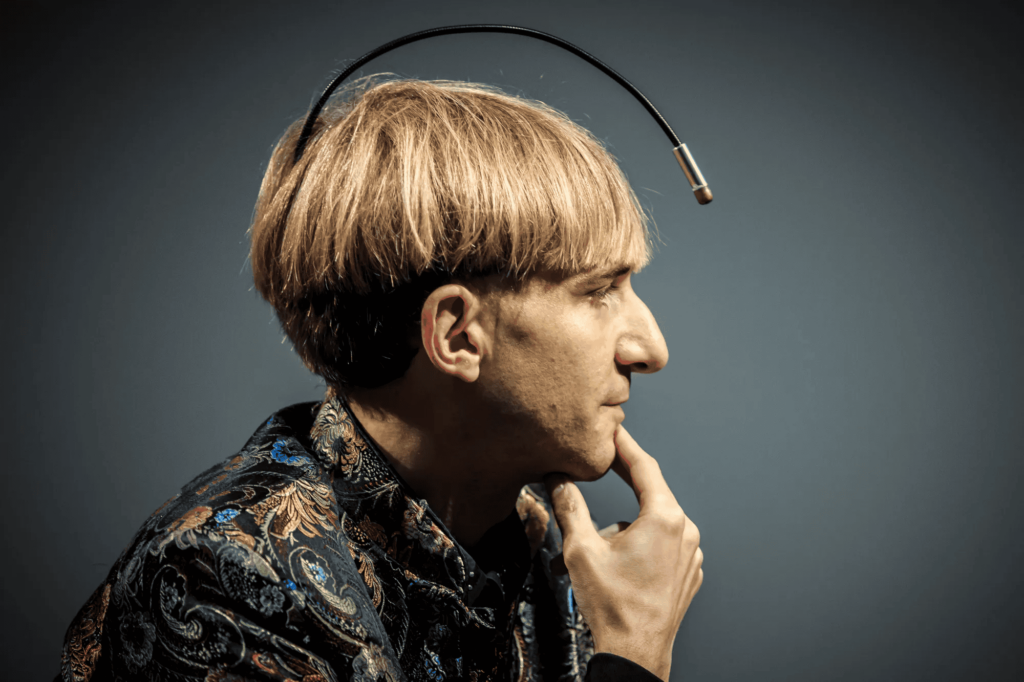 Conheça Neil Harbisson, o primeiro ser humano a ser considerado