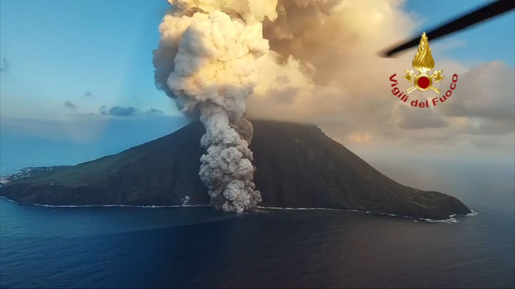 Dois vulcões entram em erupção na Itália em questão de