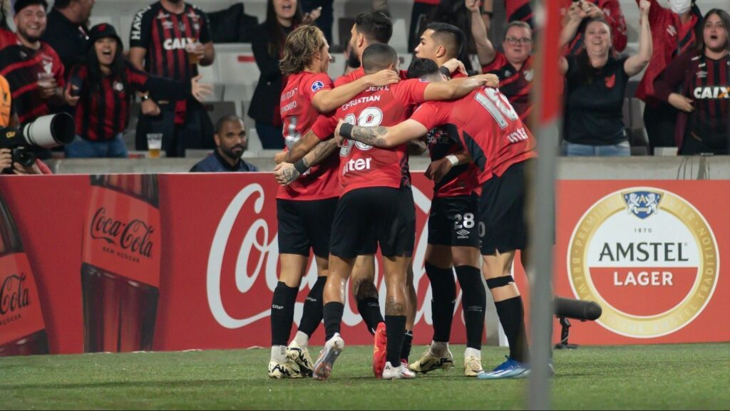 Em jogo tenso, Athletico-PR bate o Cerro Porteño e vai