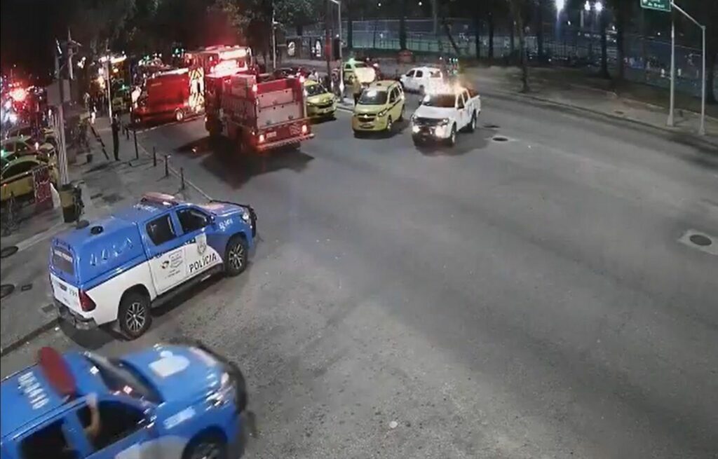 Engavetamento entre ônibus e carros interdita vias na Praia do