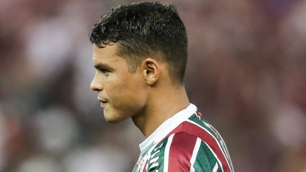 Esposa de Thiago Silva mostra zagueiro vendo reprise de Palmeiras