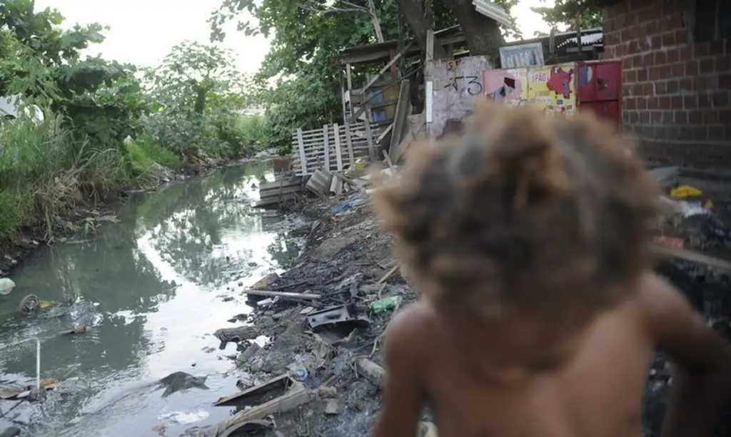 Extrema pobreza no Brasil cai 50% em dois anos, aponta