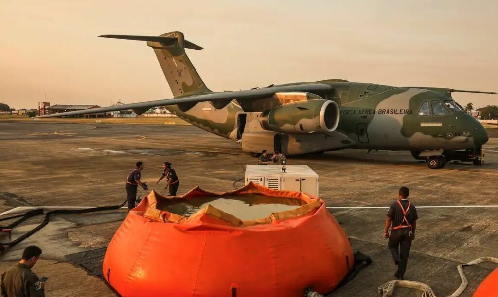 FAB lança 336 mil litros de água para combater incêndios