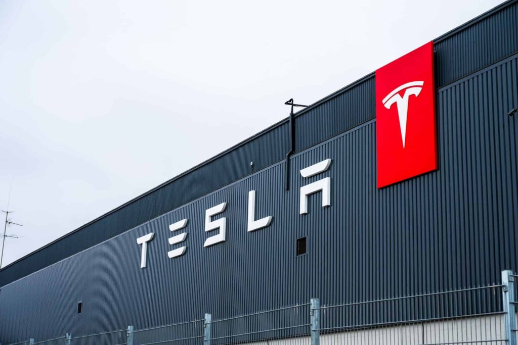 Fábrica da Tesla tem desafio peculiar: encontrar 65 mil xícaras