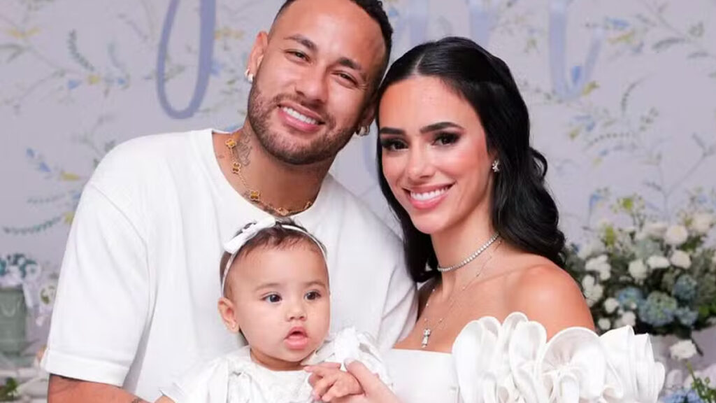 Filha de Neymar de 9 meses surge com roupinha de