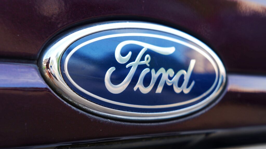 Ford desiste de produzir apenas carros elétricos na Europa