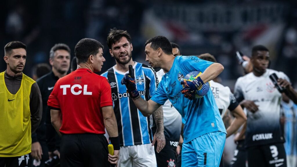 Goleiro do Grêmio reclama e diz que Corinthians foi ajudado