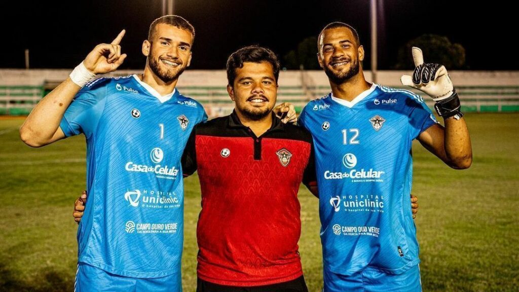 Goleiro faz gol de bicicleta e classifica time na Série