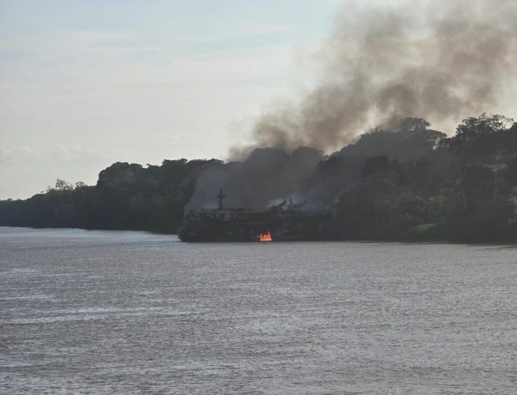 Grande embarcação de passageiros pega fogo no Amazonas; Marinha é