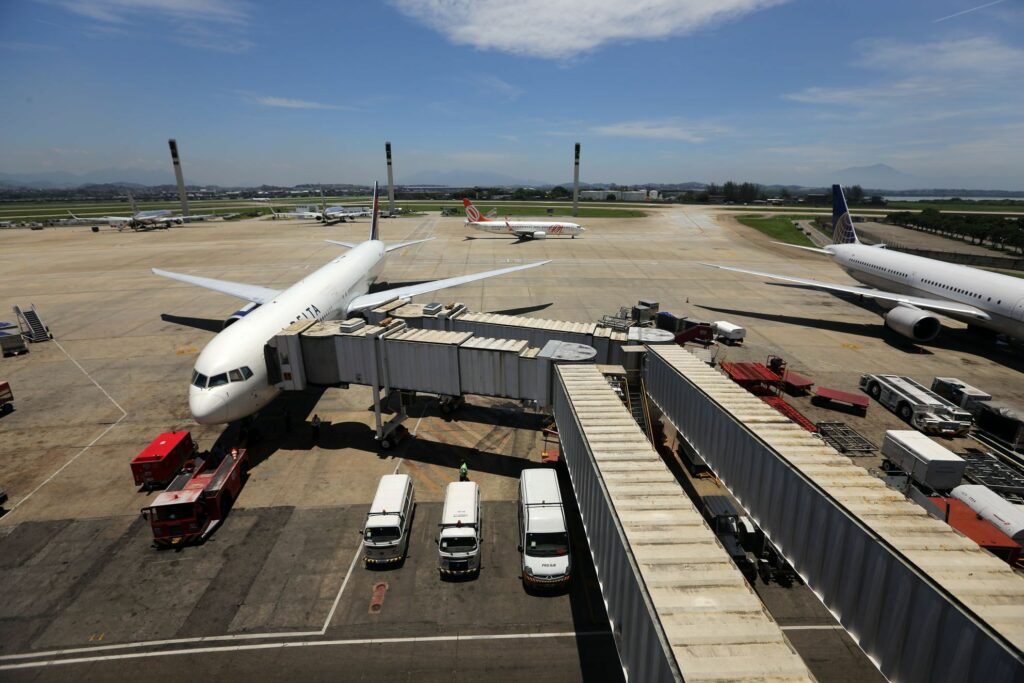 Há 5 dias sem energia, aeroporto do Galeão opera com