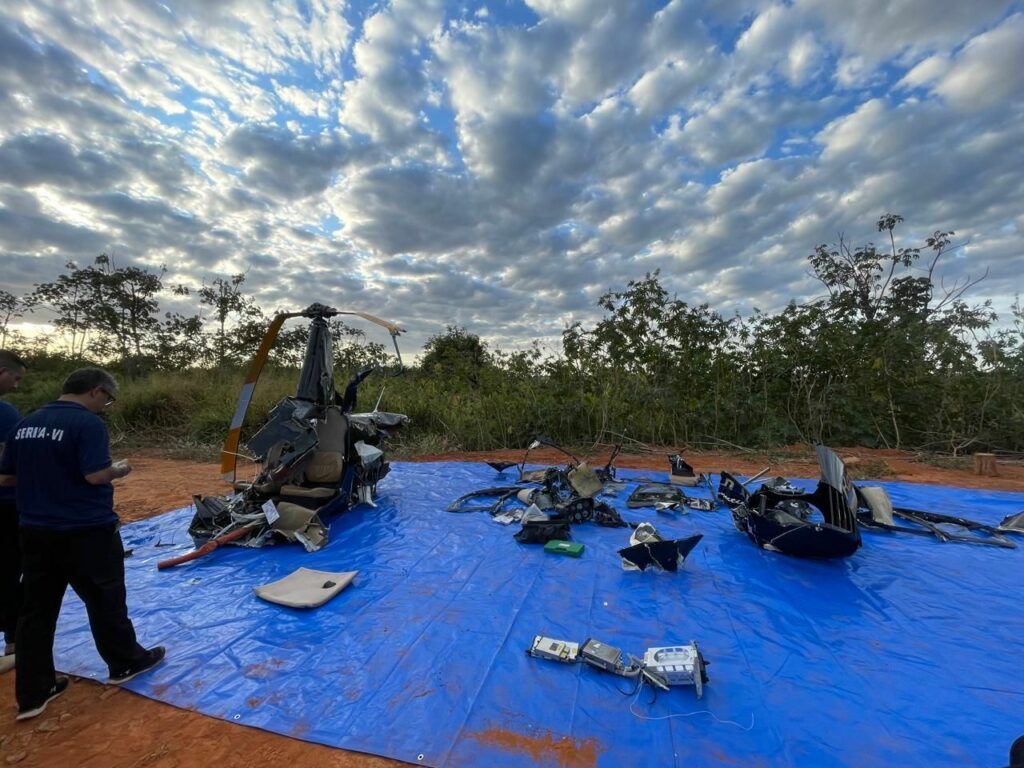 Helicóptero que caiu em Água Fria de Goiás é retirado