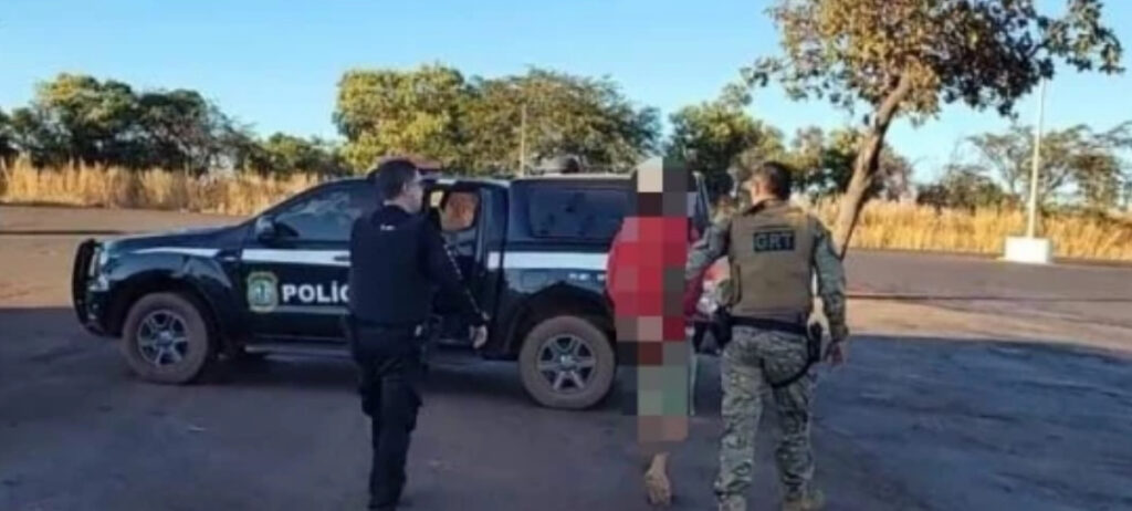 Homem é preso com arma de fogo e cerca de