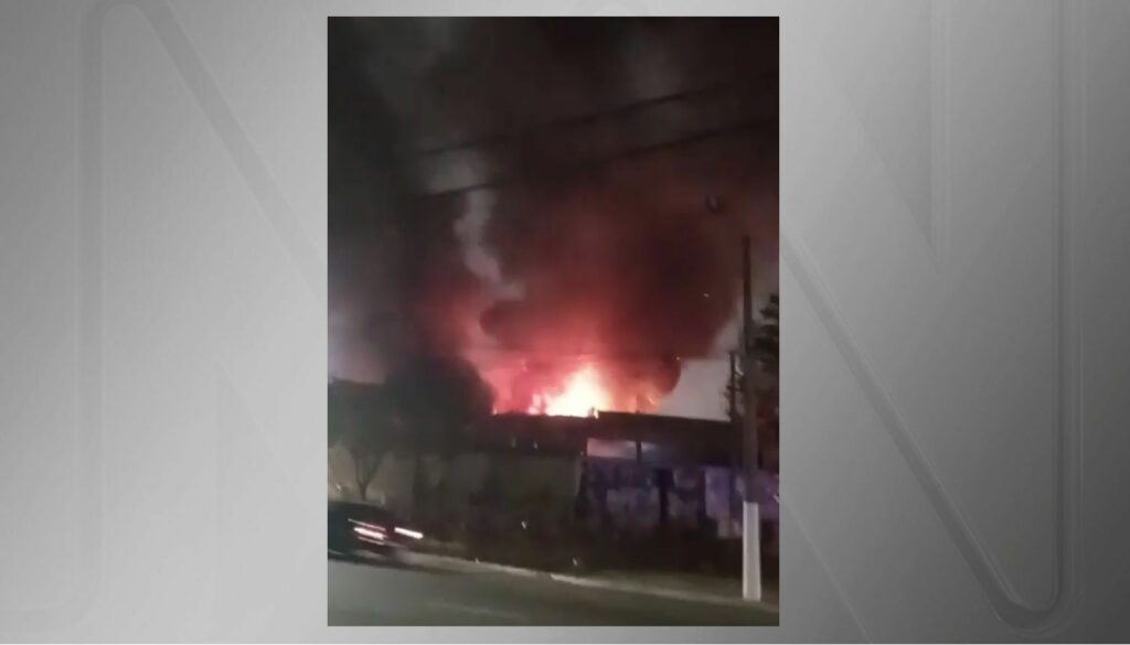 Incêndio atinge edifício comercial no centro de São Paulo