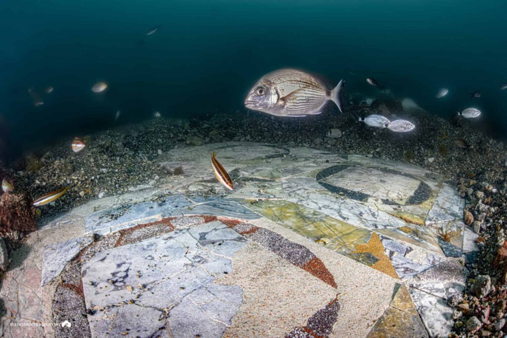 Incrível piso de mármore é encontrado em cidade romana submersa