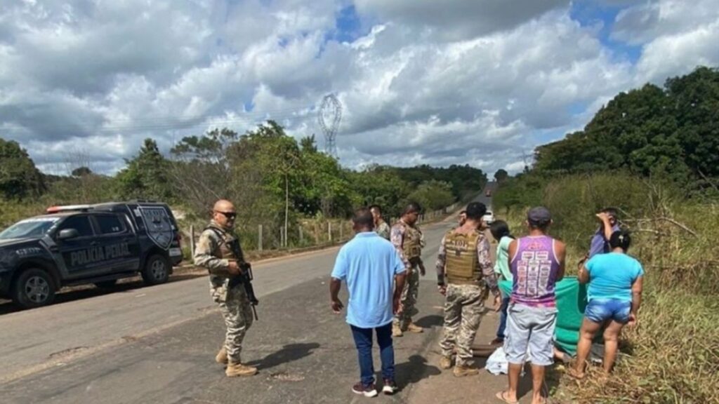 Jovem morre após motocicleta colidir em carreta na BR-222