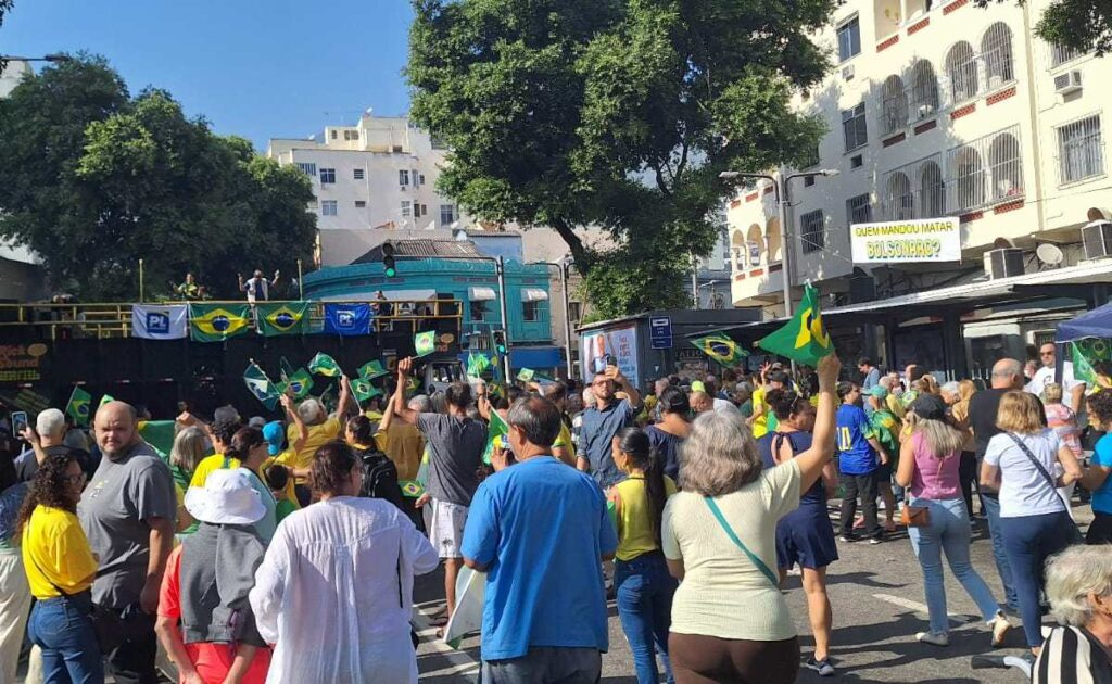 Manifestantes cantam o Hino Nacional após chegada de Bolsonaro e