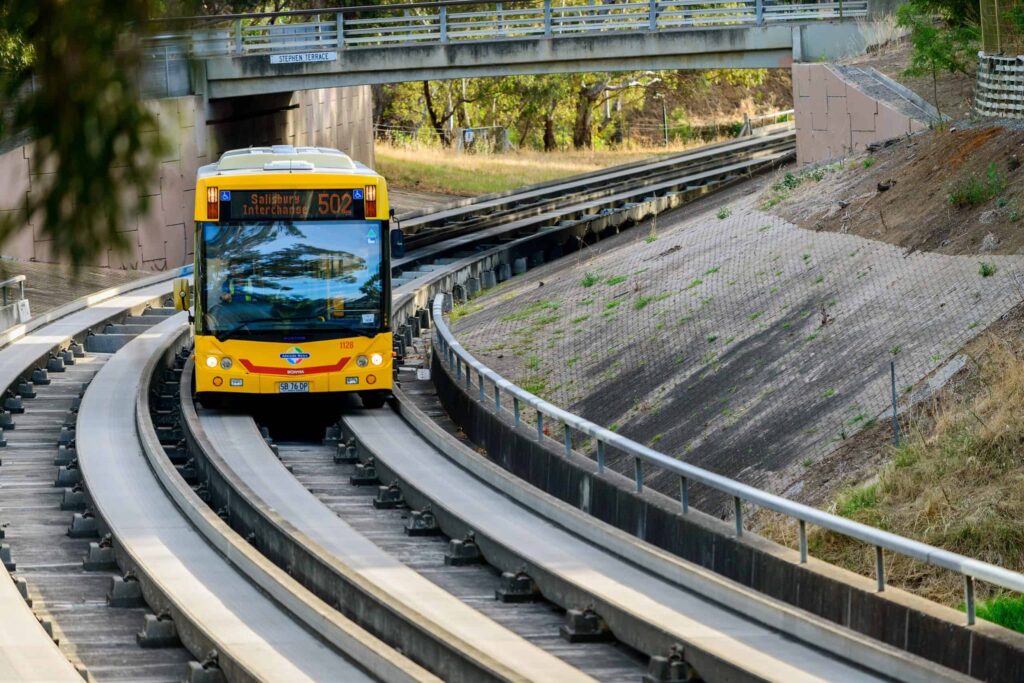 Meio ônibus, meio metrô: conheça transporte rápido e silencioso na