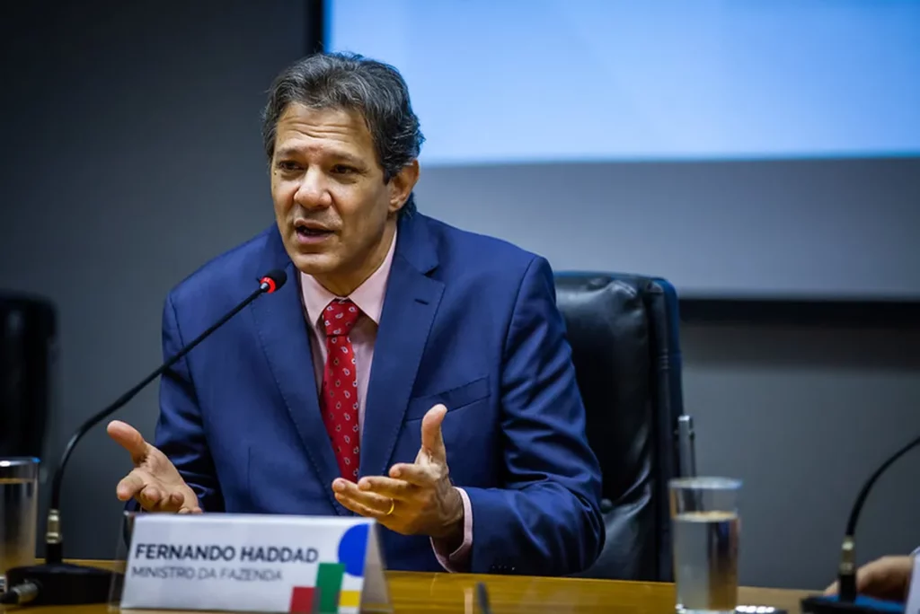 Mercado comemora congelamento bilionário de Haddad, mas já defende anúncio