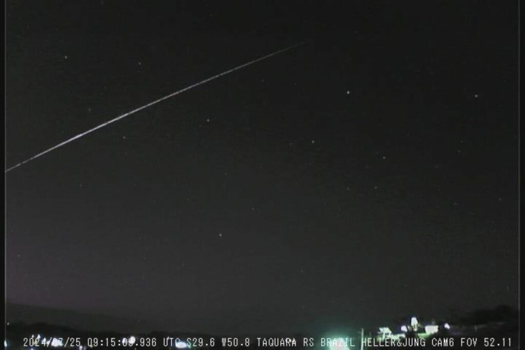 Meteoro é visto cruzando o céu do Rio Grande do