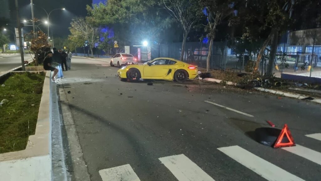 Motorista de Porsche que matou motociclista passa por audiência de