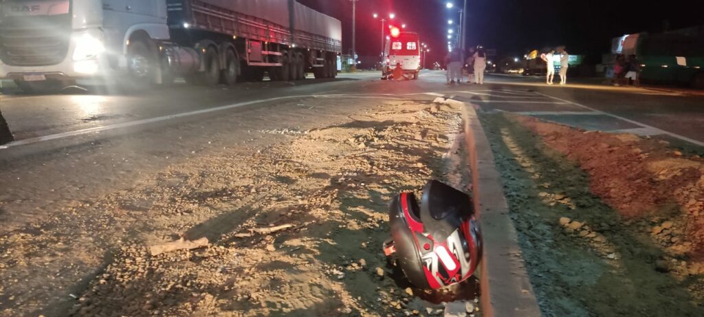 Motorista socorre feridos e todos acabam atingidos por outro veículo