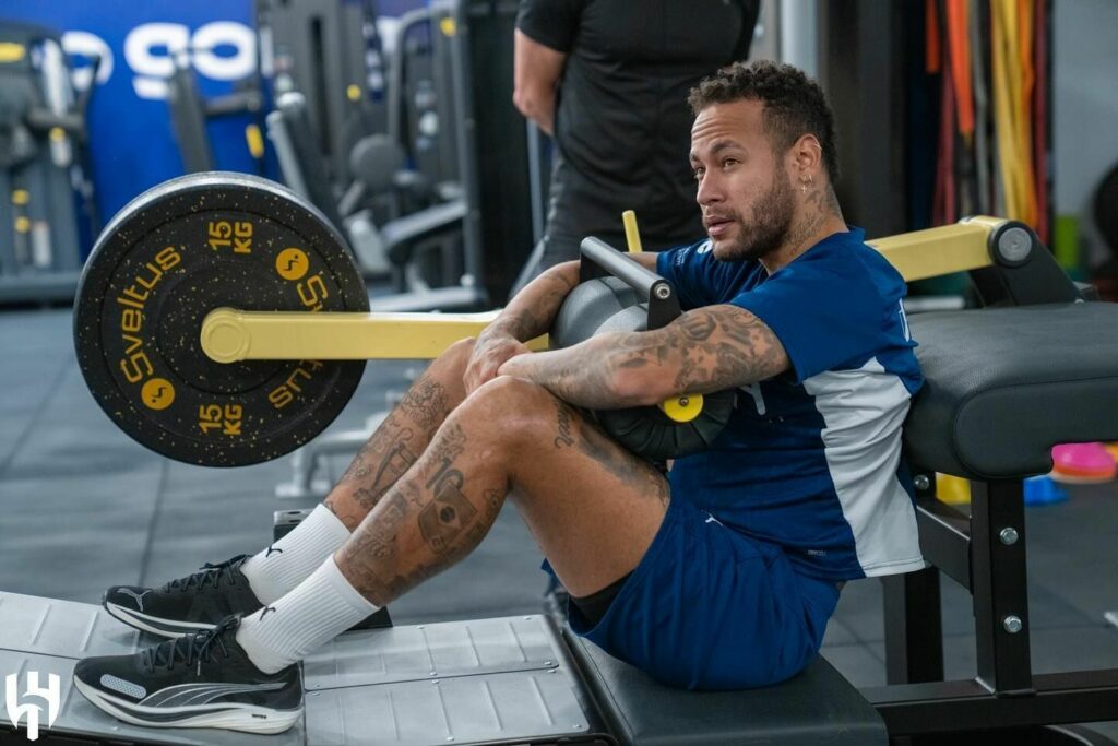 Neymar recebe visita especial durante treino do Al-Hilal; veja