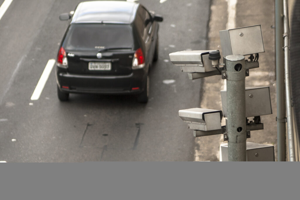 Novo dispositivo “apaga” placa do carro para evitar multas