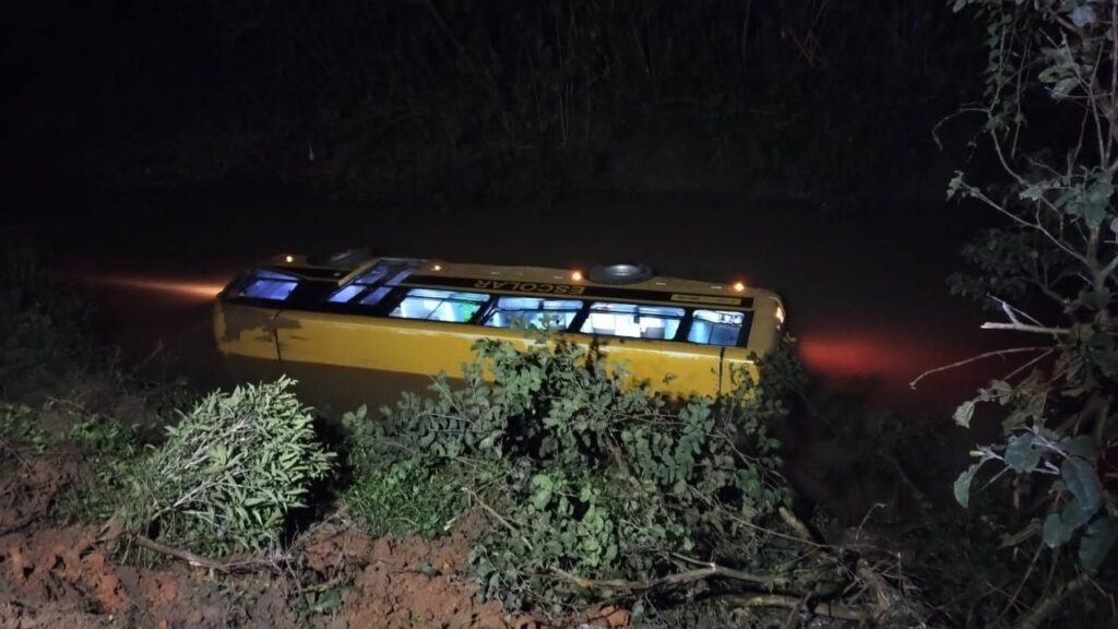 Ônibus escolar com crianças cai em rio e deixa feridos