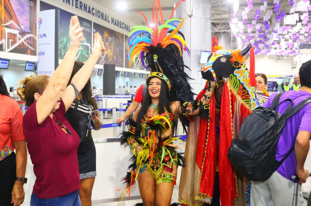 Passageiros são recepcionados com atrações juninas no aeroporto de São