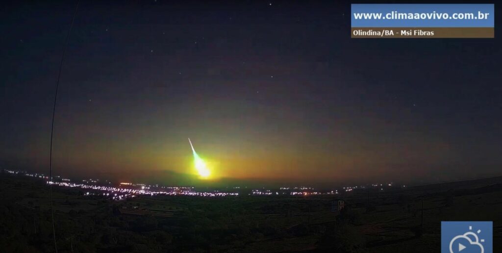 Passagem de meteoro clareia céu e “noite vira dia“ no