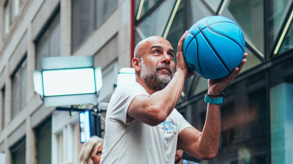 Pep Guardiola mostra habilidade no basquete em pré-temporada do City