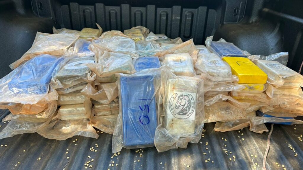 Polícia apreende 102kg de droga em fundo falso de veículo