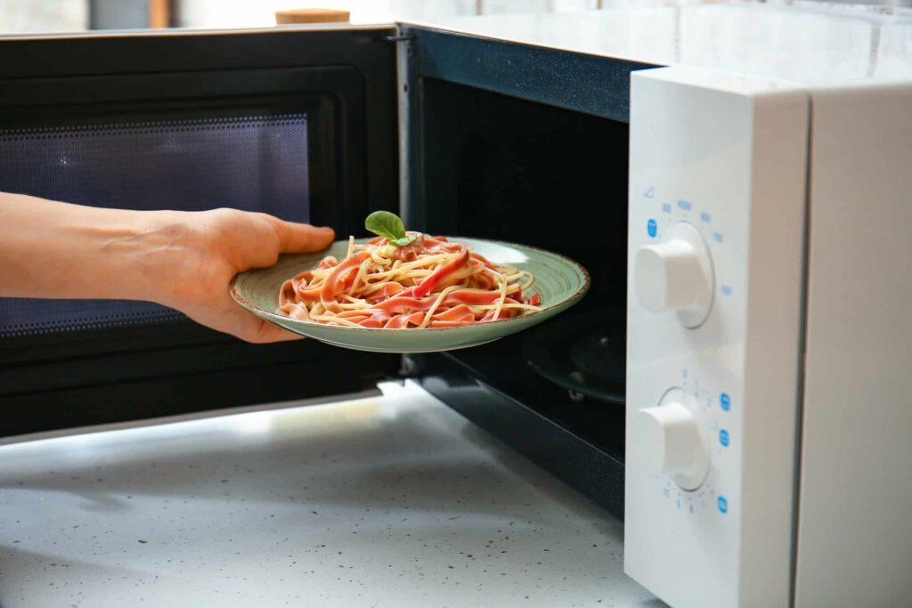 Por que o micro-ondas altera o sabor da comida?