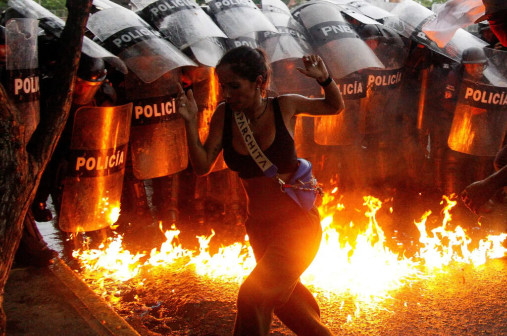 Protestos contra Maduro se espalham na Venezuela; oposição alega fraude