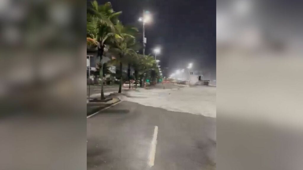 Ressaca do mar faz ondas invadirem pista de avenida no